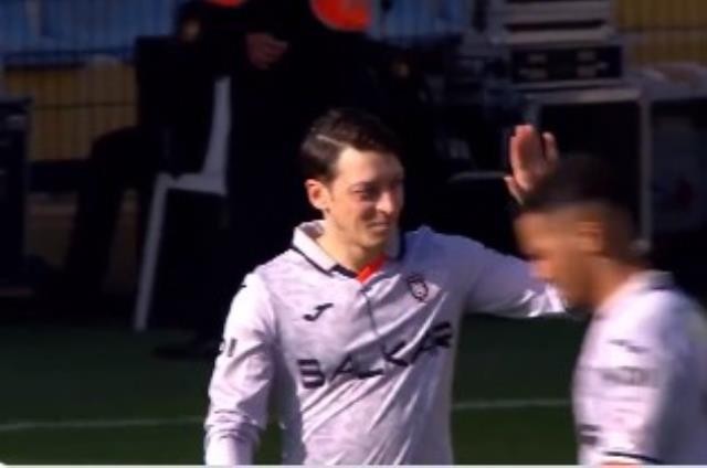 Məsut Özil görün nə hala düşüb- 125 gün sonra ortaya çıxdı (VİDEO)