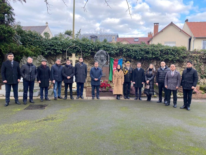 Leyla Abdullayeva Fransada Topçubaşovun məzarını ziyarət etdi- FOTO