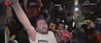 167 saatdan sonda daha bir möcüzə- Dağıntılardan yeriyərək çıxdı, salam verdi (FOTO)