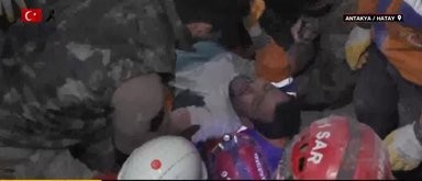 167 saatdan sonda daha bir möcüzə- Dağıntılardan yeriyərək çıxdı, salam verdi (FOTO)