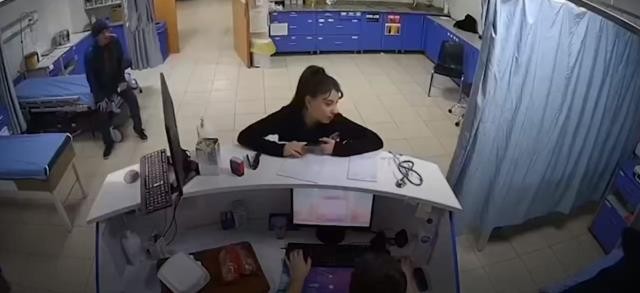 Zəlzələ zamanı çəkilmiş görüntülər üzə çıxdı- Bu qızın hərəkəti hər kəsi ŞOKA SALDI (VİDEO)