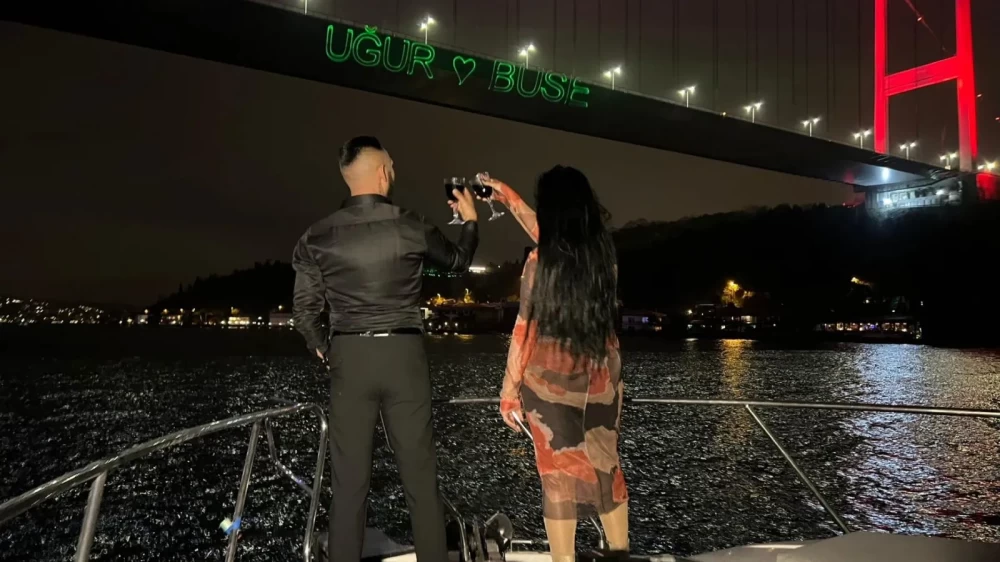 Gəmidə sevgilisinə evlənmə təklifi etdi- Hesabı ödəmədən qaçdılar (FOTO)