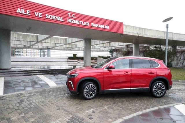 "Togg"dan xidməti avtomobil kimi istifadə edən növbəti şəxsgörün kimdir (FOTO)