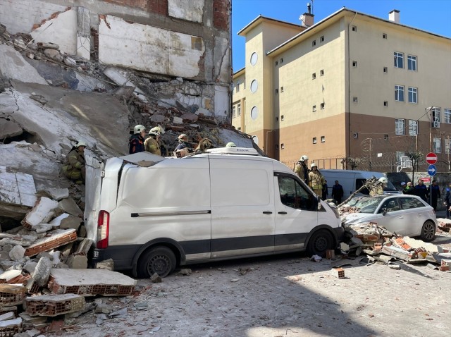 İstanbulda beş mərtəbəli bina çökdü- Xəsarət alan var