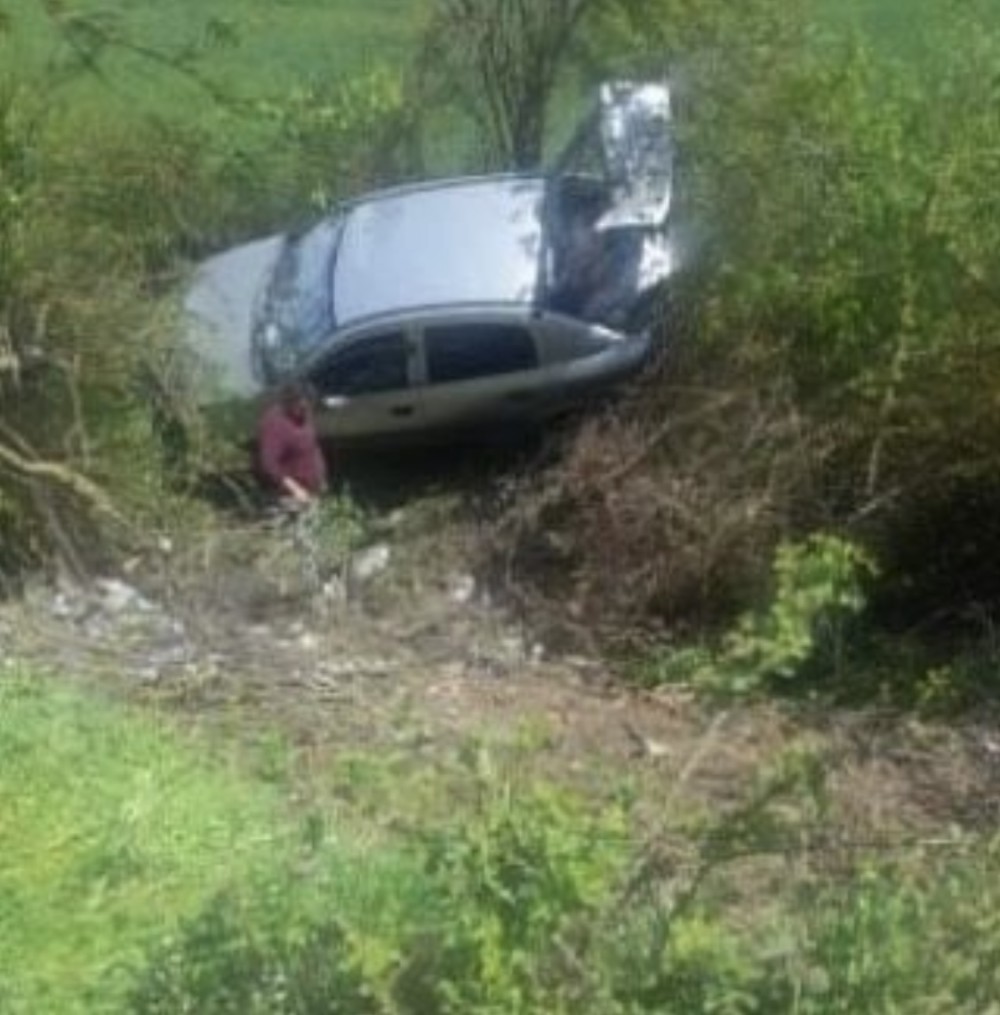 İsmayıllıda yol qəzası:İdarəetməni itirən avtomobil yol kənarına aşdı