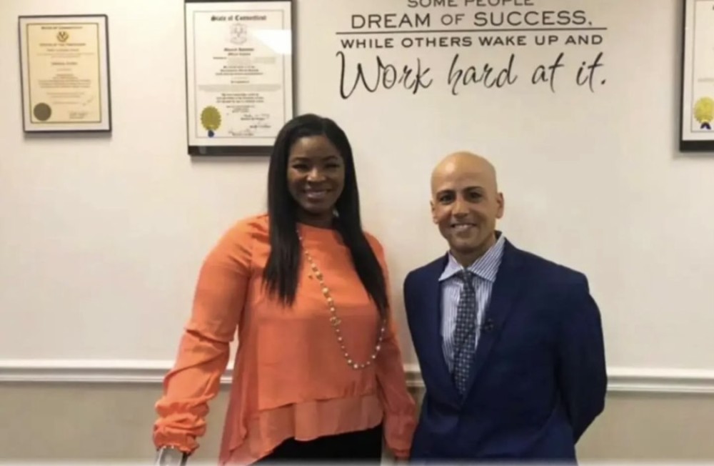 Yerdən çek tapan şəxsin həyatı dəyişdi- Ev, iş sahibi oldu