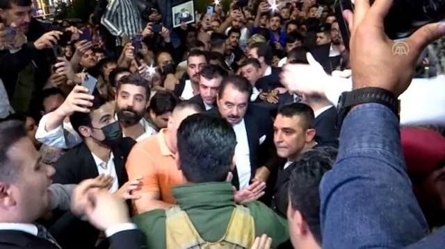 Tatlısəsin gəlişi izdihama səbəb oldu- Polis gözyaşardıcı qazdan istifadə etdi