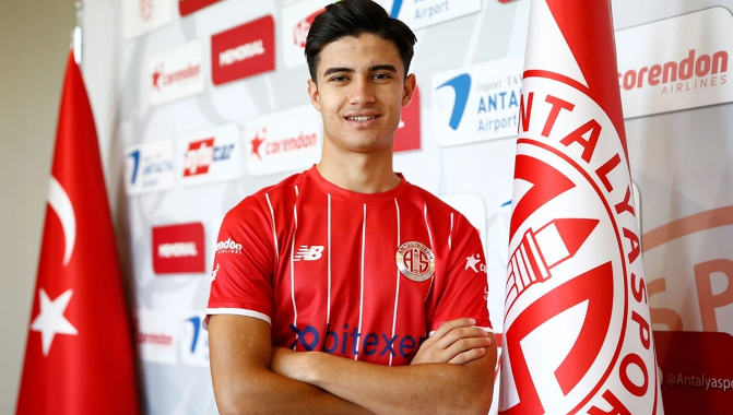 Futbolçuyabıçaqla hücum edildi