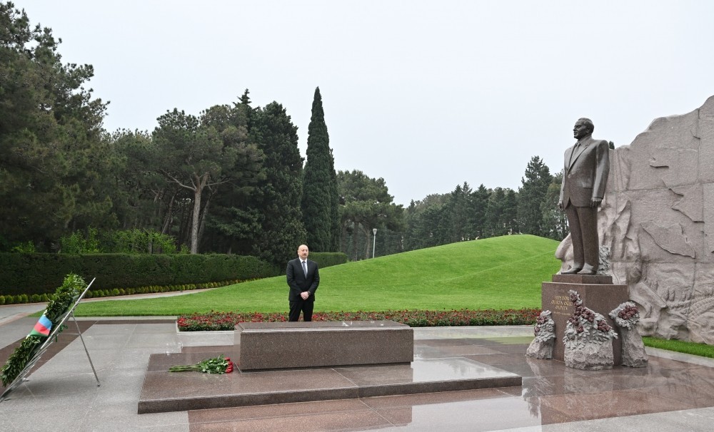 Prezident Zərifə Əliyevanın məzarınıziyarət etdi (FOTOLAR)