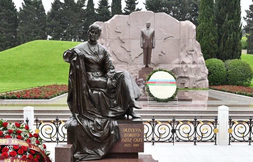 Prezident Zərifə Əliyevanın məzarınıziyarət etdi (FOTOLAR)