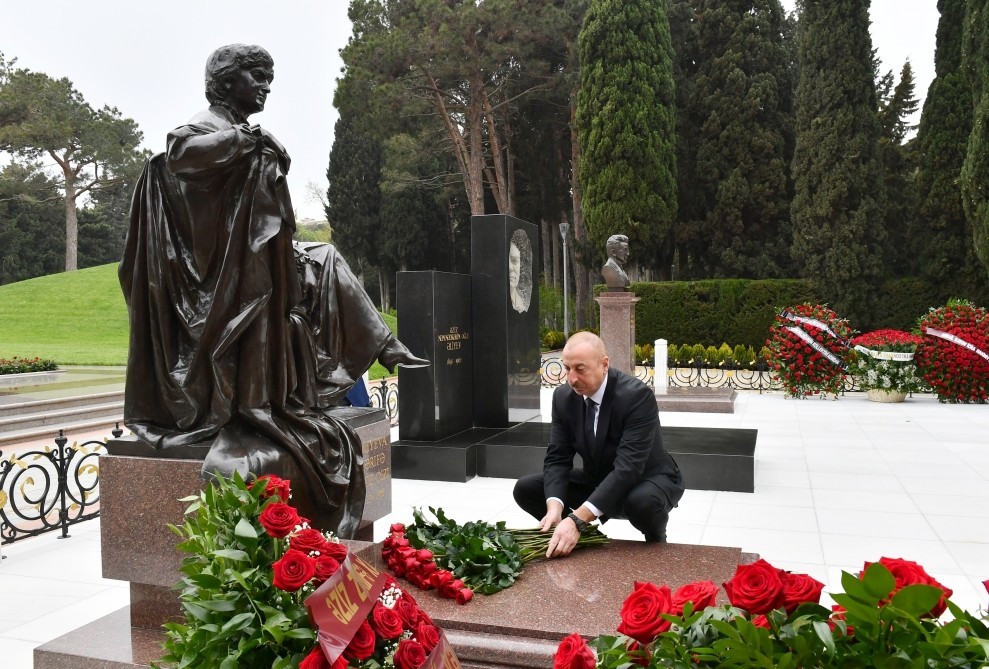 Prezident Zərifə Əliyevanın məzarınıziyarət etdi (FOTOLAR)