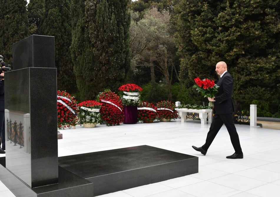 Prezident Zərifə Əliyevanın məzarınıziyarət etdi (FOTOLAR)