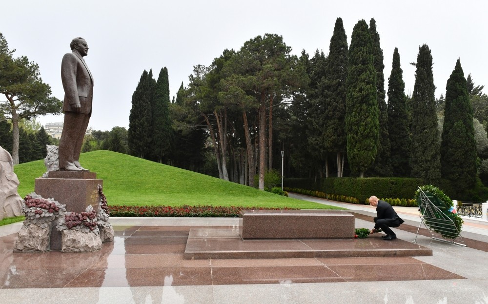 Prezident Zərifə Əliyevanın məzarınıziyarət etdi (FOTOLAR)