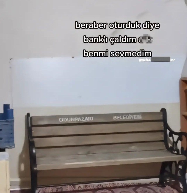 Sevgilisi ilə sonuncu dəfə oturduqları skamyanı oğurladı- Gülüşə səbəb oldu (FOTO)