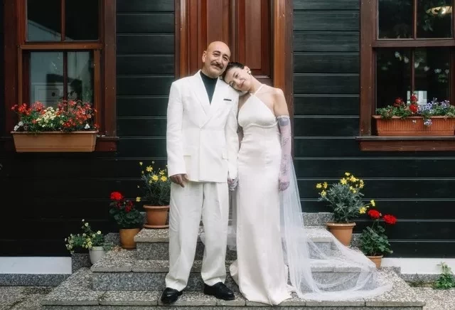 Məşhur müğənni özündən böyük sevgilisi ilə evləndi- FOTO