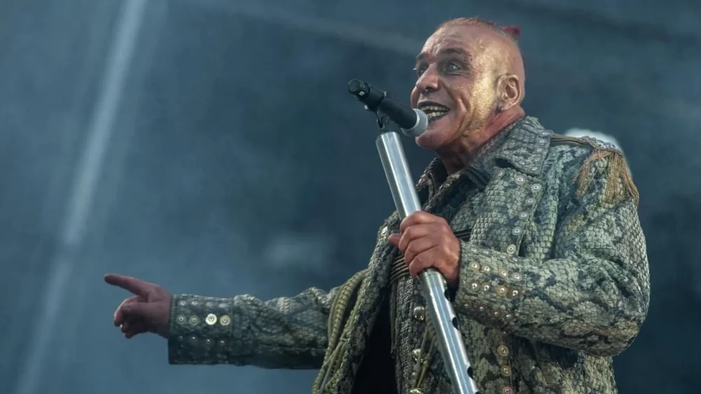 Məşhur rok qrupun solisti qadına təcavüzdə ittiham olunur- Nazir məsələyə  qarışdı