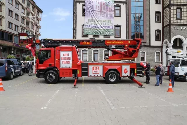 Qəribə hadisə: Bələdiyyə sədri binaya ikinci mərtəbədən kran vasitəsi ilə daxil oldu- FOTO