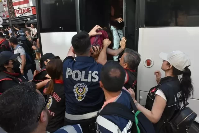 LGTB üzvləri mitinq keçirmək istədi, polis müdaxilə etdi- SAXLANILANLAR VAR (FOTO)