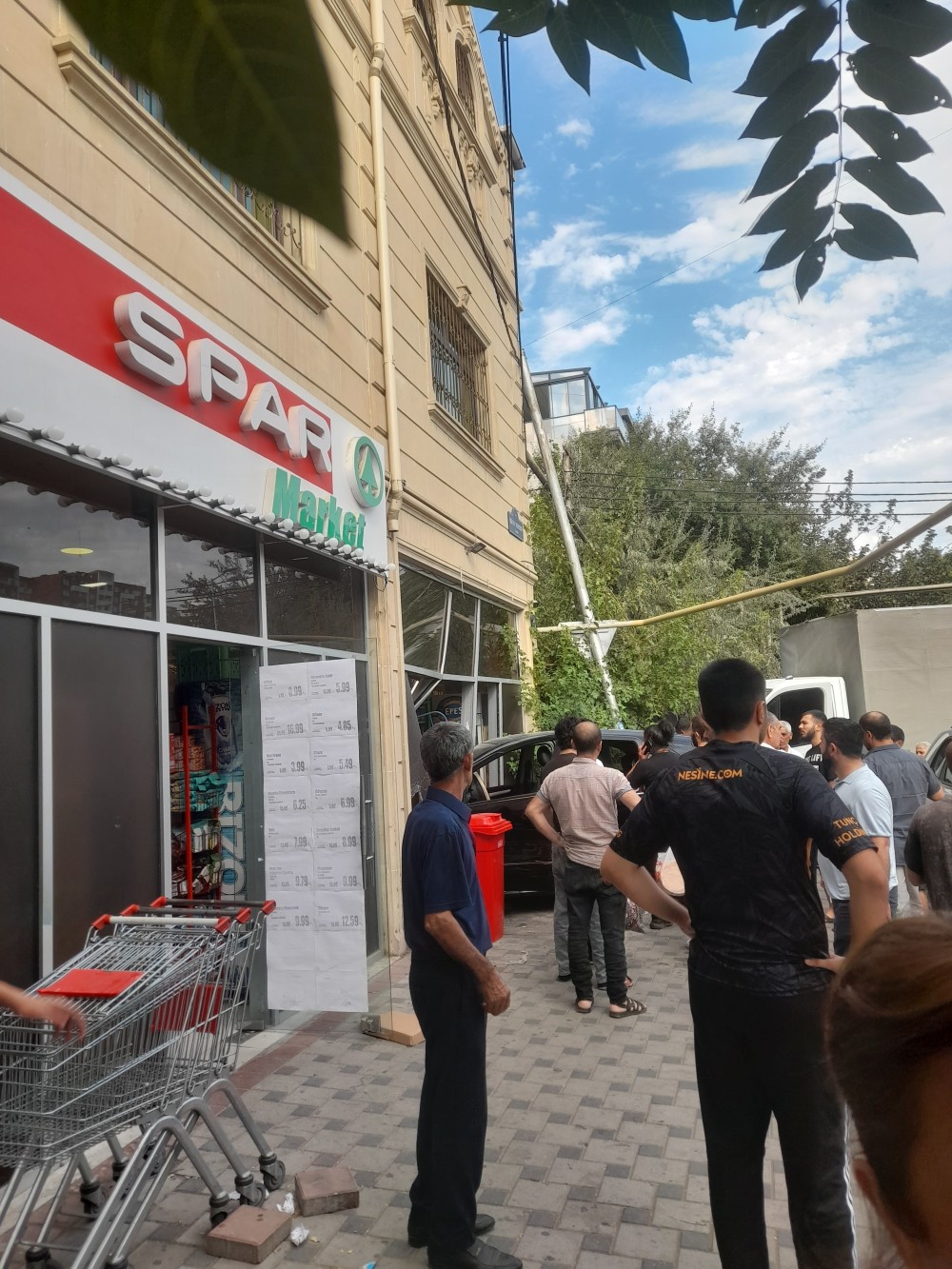 Bakıda "Mercedes"marketə girdi - FOTOLAR