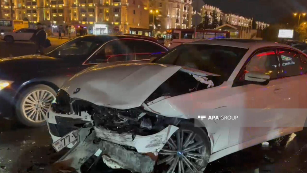 Gecə saatlarında DƏHŞƏT:"Gənclik Mall"un qarşısında ölümdən döndülər