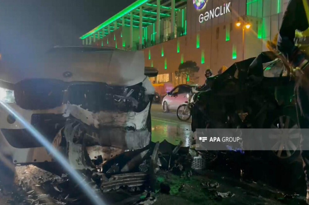 Gecə saatlarında DƏHŞƏT:"Gənclik Mall"un qarşısında ölümdən döndülər