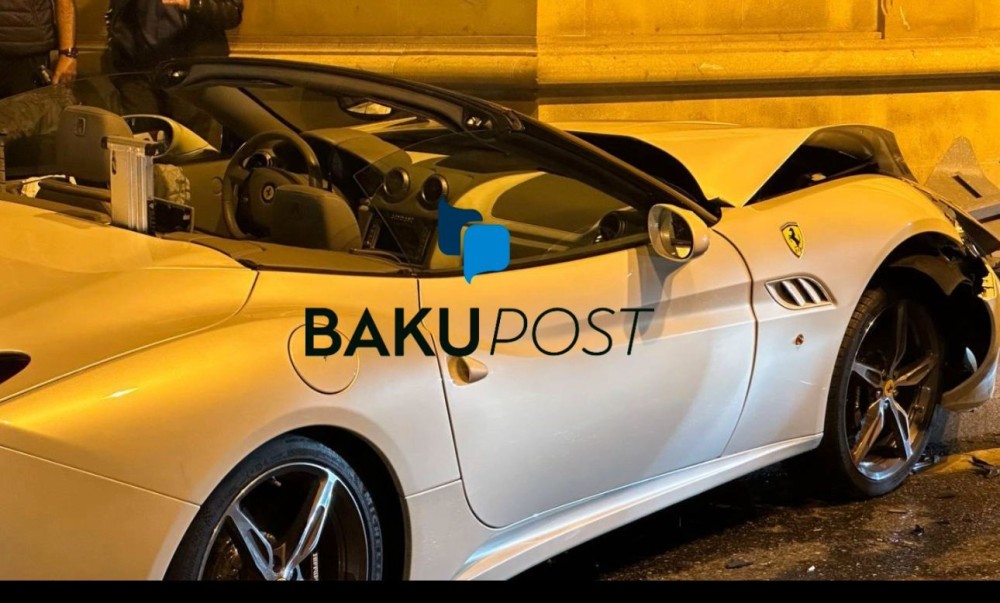 Bakıda “Ferrari” ilə “Prius” toqquşdu (ViDEO)