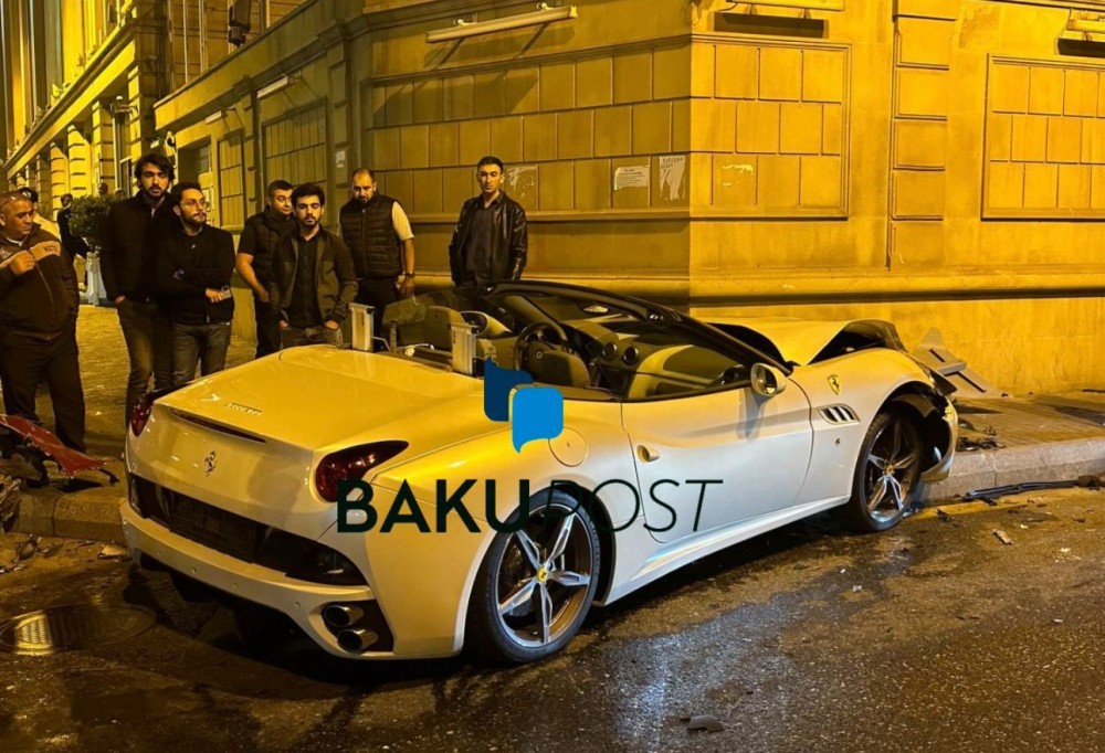 Bakıda “Ferrari” ilə “Prius” toqquşdu (ViDEO)