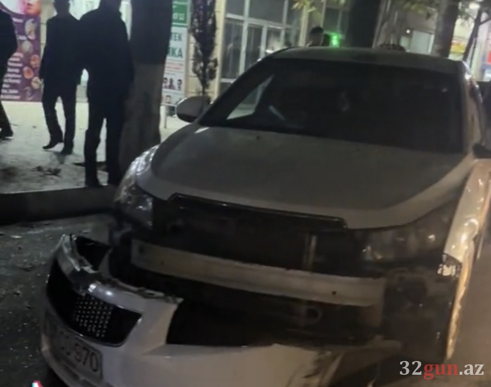 Daha bir qəza: Avtomobilin ön hissəsi qırılıb qopdu- FOTO