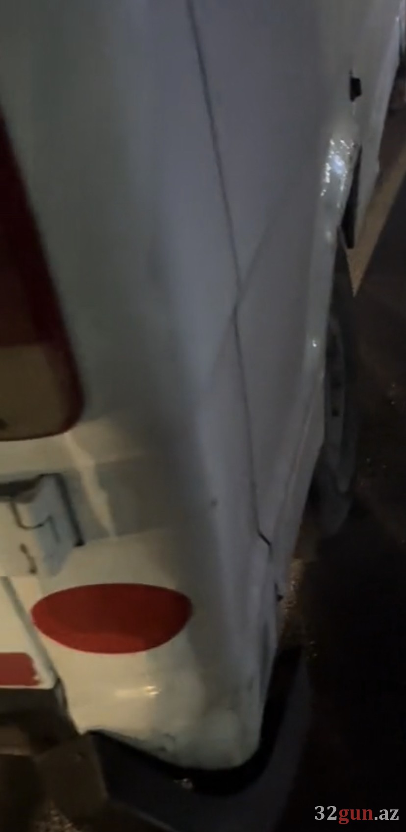 Daha bir qəza: Avtomobilin ön hissəsi qırılıb qopdu- FOTO