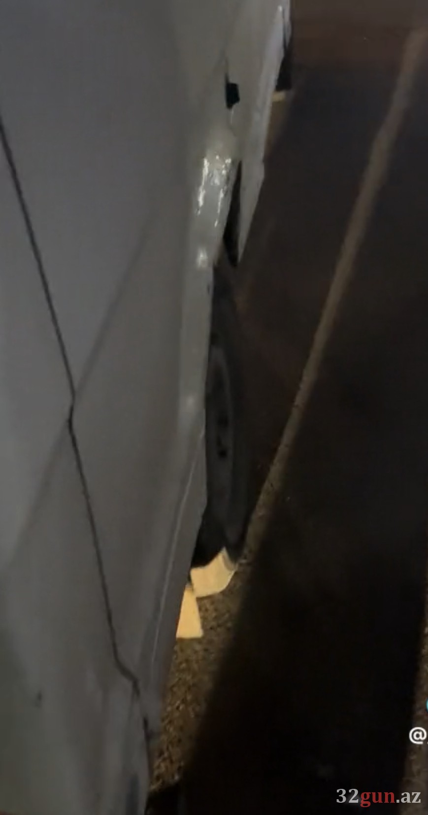 Daha bir qəza: Avtomobilin ön hissəsi qırılıb qopdu- FOTO