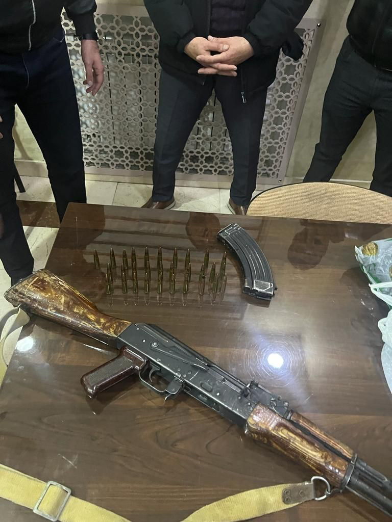 Şəhərdə üzərində “Kalaşnikov” gəzdirən şəxs saxlanıldı - FOTO