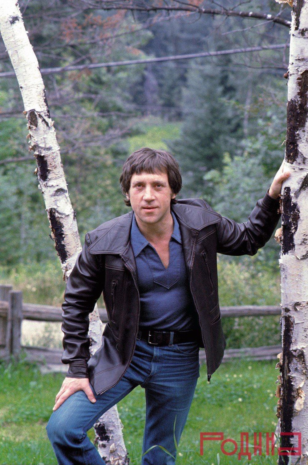 Nəğməkar-şairin fotolarını 4 milyona alıb muzeyə bağışladı