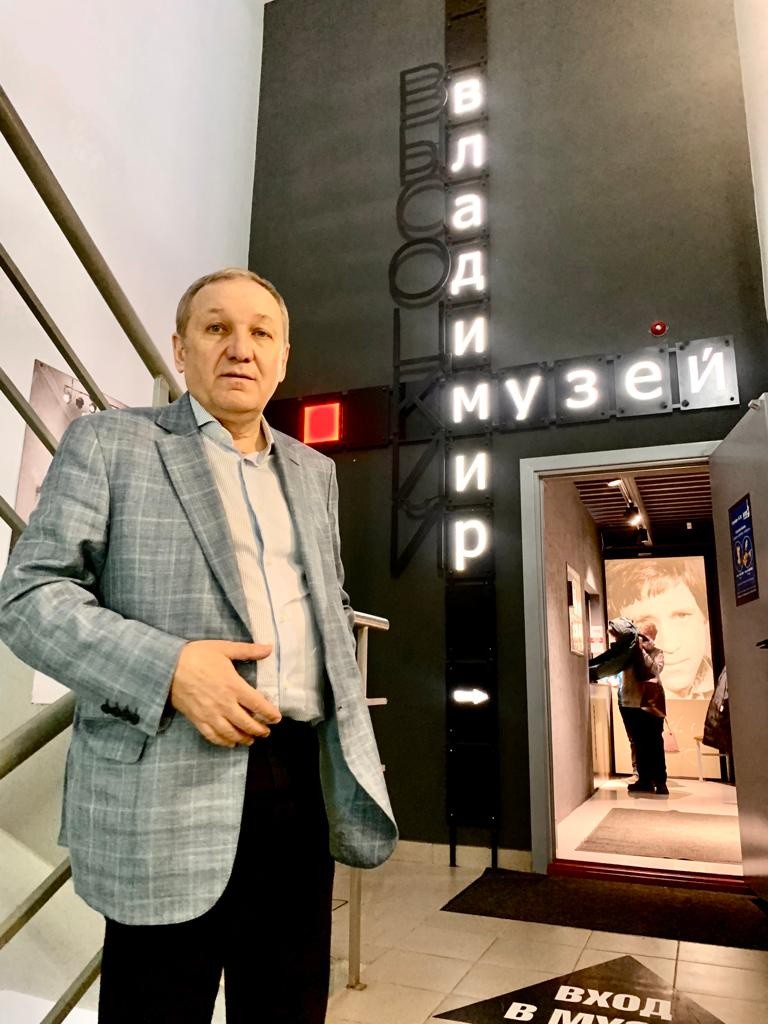 Nəğməkar-şairin fotolarını 4 milyona alıb muzeyə bağışladı