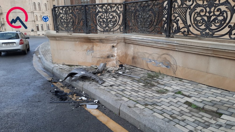 Avtomobil məscidə çırpıldı, ölən və yaralananlar var +FOTO