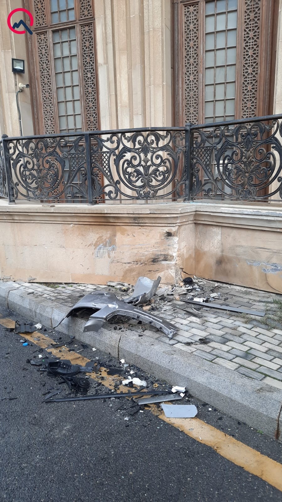 Avtomobil məscidə çırpıldı, ölən və yaralananlar var +FOTO