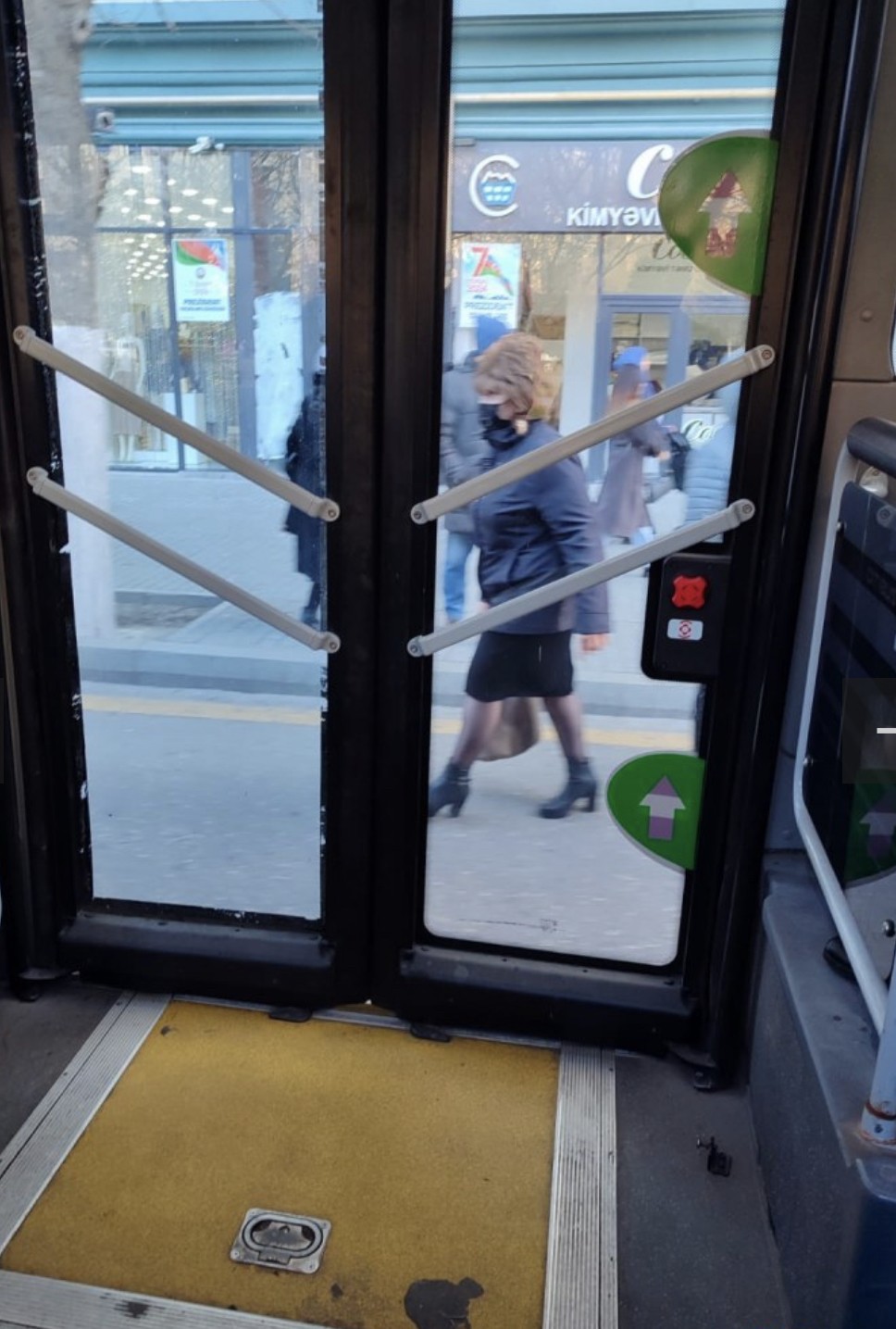 Xalq artisti ilə eşq yaşadığı deyilən Təranə küçədə bu vəziyyətdə GÖRÜNTÜLƏNDİ -FOTO