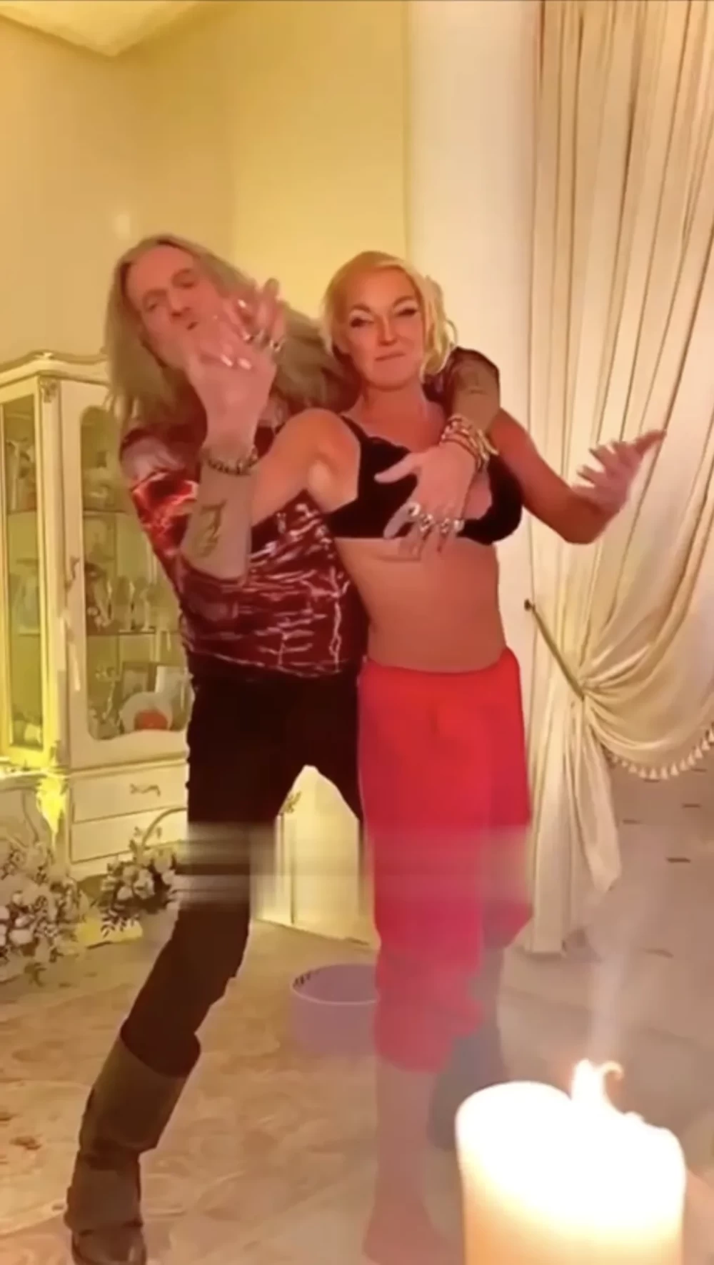 Məşhur yayılan BİABIRÇI GÖRÜNTÜSÜNDƏN DANIŞDI- Görün kim yayıbmış (FOTOLAR)