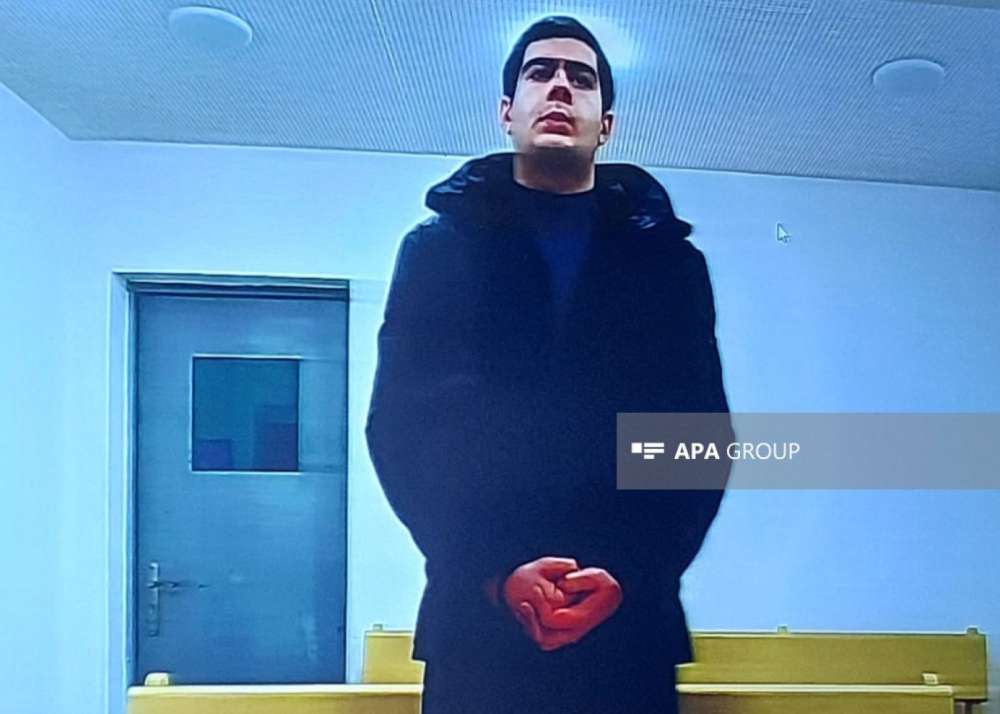 İcra başçısının qardaşının qətlinə görə tutulan oğlu məhkəmə qarşısında