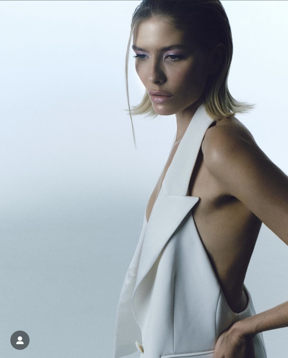 Tanınmış milyarderin həyat yoldaşıyarıçılpaq fotolarını paylaşdı