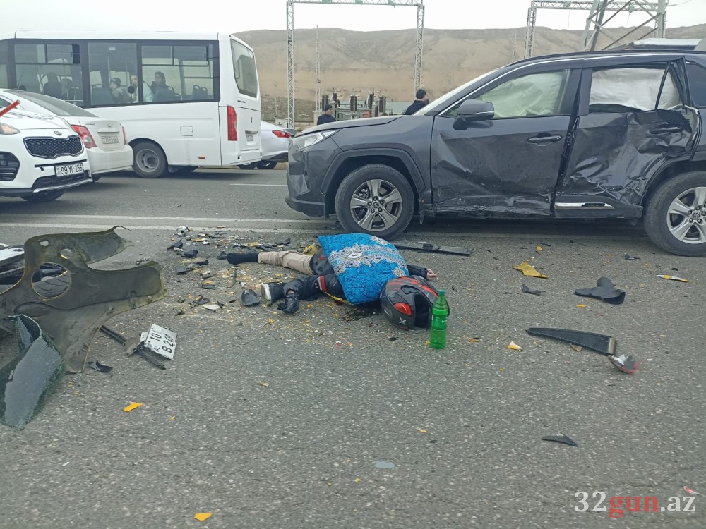 Motosiklet “Toyota”ya çırpıldı- Ölən var (FOTOLAR)