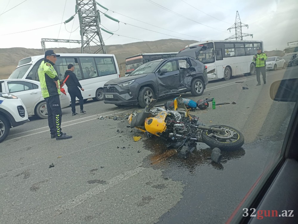 Motosiklet “Toyota”ya çırpıldı- Ölən var (FOTOLAR)