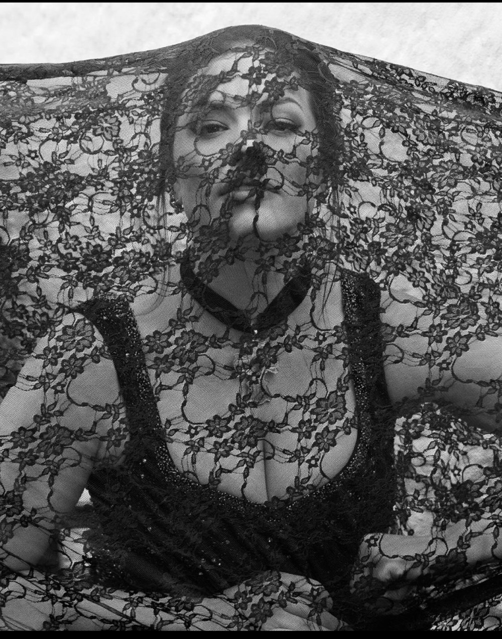 Böyük bədən ölçülü model dərin dekolteli libası ilə poz verdi- FOTO