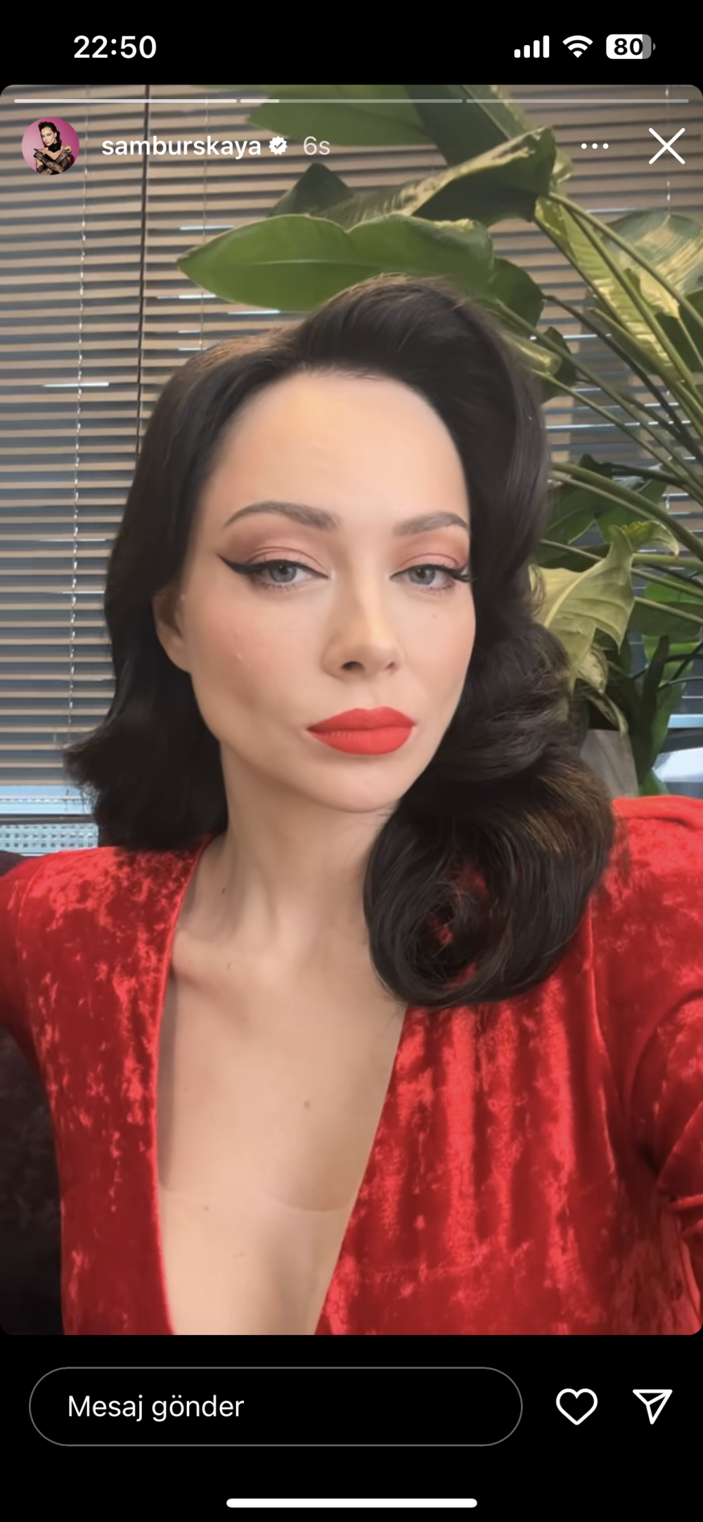 Məşhur aktrisa dərin dekolteli məxmər libası ilə ictimaiyyət qarşısına çıxıb