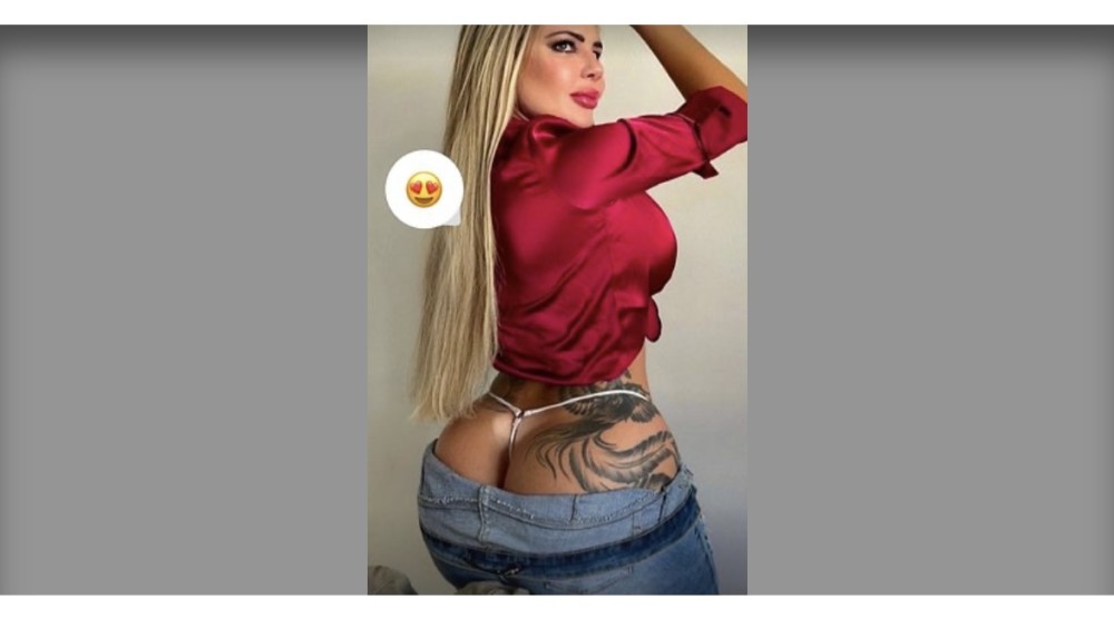 “Dünyanın ən seksual vəkili" kamera üçün cins şalvarını aşağı çəkib