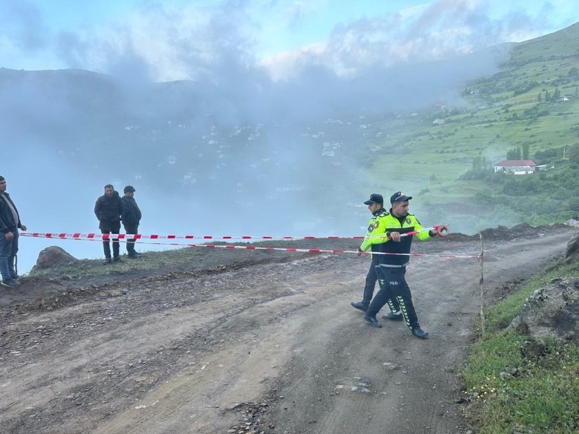 Lerikdə uçqun olan ərazidə nəqliyyatın hərəkəti nəzarətə götürüldü - FOTOLAR (YENİLƏNİB)
