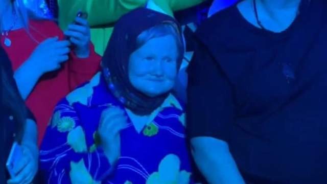 Müğənni konsertintdə rəqsi ilə diqqət çəkən nənəyəev aldı - VİDEO