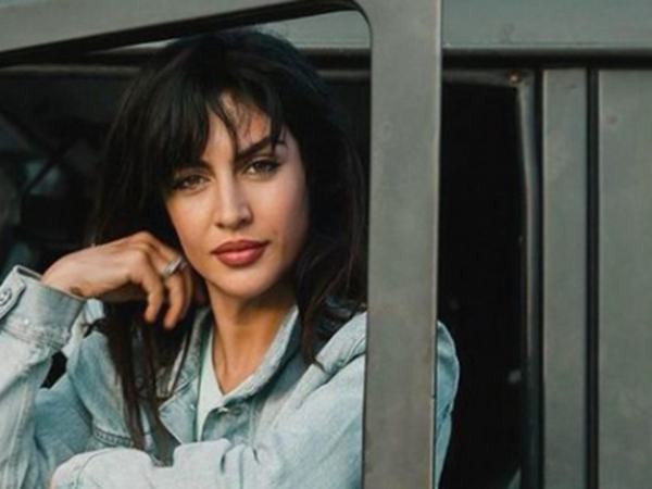 Azərbaycan əsilli müğənni səhnəyə elə geyimdə çıxdı ki… – FOTO