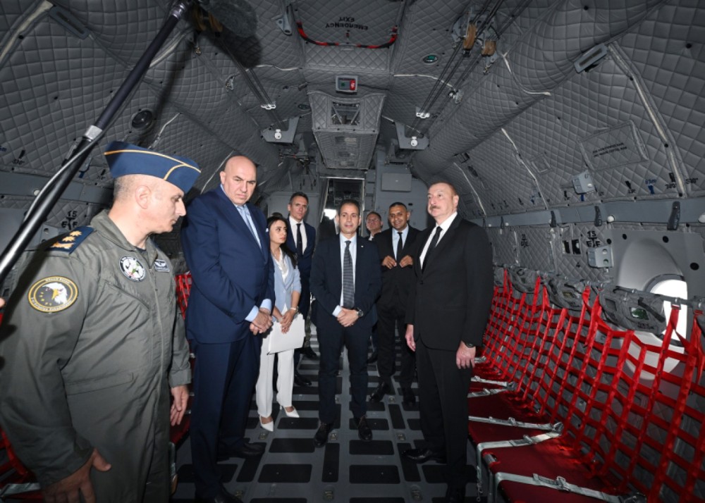 İlham Əliyevə hərbi təyyarə təqdim edildi - YENİLƏNİB (FOTOLAR)