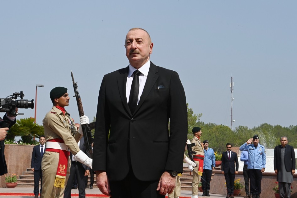 Prezident İslamabadda milli abidəni ziyarət etdi - FOTOLAR (YENİLƏNİB)