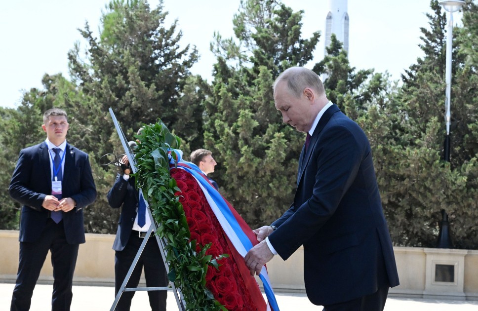 Putin Heydər Əliyevin məzarını ziyarət etdi+ FOTO